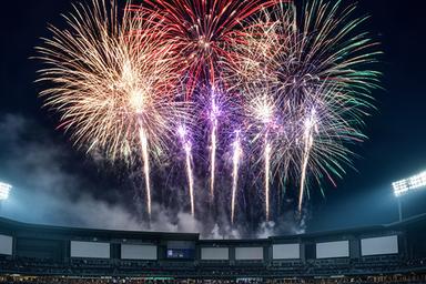 ナイター終了後に球場の上空へ広がる花火